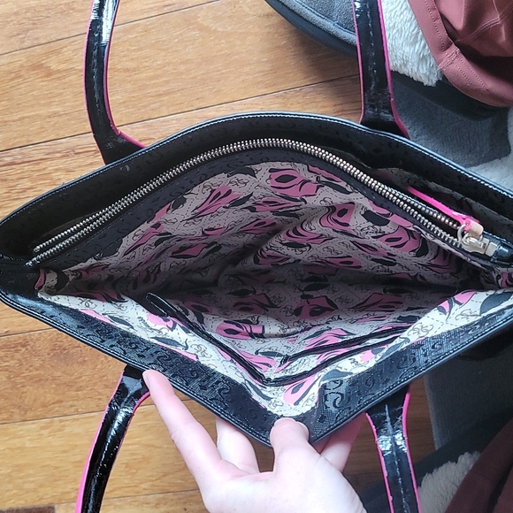 Black with pink guess purse - Picture 5 of 5
